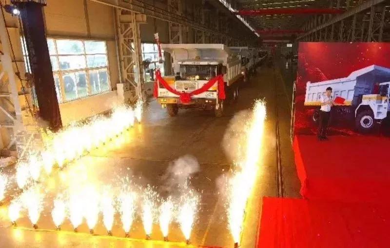 rb88随行版首台！响应国家打赢蓝天保卫战三年行动计划--rb88随行版重装纯电动矿用车下线